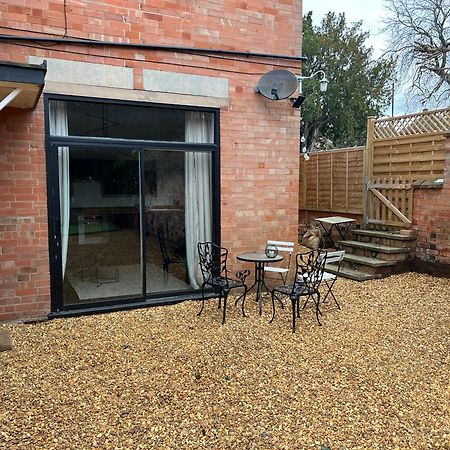 Freshly Renovated 2 Bedroom Apartment 10 Mins From Cotswolds Child Friendly Great Location With Plenty Of Nearby Free Parking Freestanding Bath And Outdoor Private Terrace Area Ившем Экстерьер фото