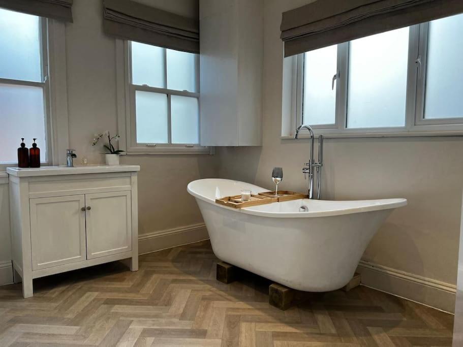 Freshly Renovated 2 Bedroom Apartment 10 Mins From Cotswolds Child Friendly Great Location With Plenty Of Nearby Free Parking Freestanding Bath And Outdoor Private Terrace Area Ившем Экстерьер фото