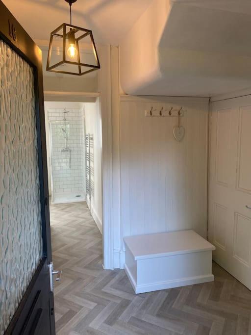 Freshly Renovated 2 Bedroom Apartment 10 Mins From Cotswolds Child Friendly Great Location With Plenty Of Nearby Free Parking Freestanding Bath And Outdoor Private Terrace Area Ившем Экстерьер фото