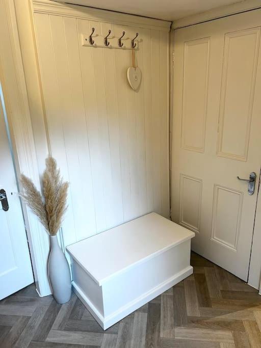 Freshly Renovated 2 Bedroom Apartment 10 Mins From Cotswolds Child Friendly Great Location With Plenty Of Nearby Free Parking Freestanding Bath And Outdoor Private Terrace Area Ившем Экстерьер фото