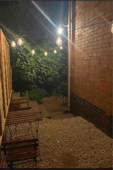 Freshly Renovated 2 Bedroom Apartment 10 Mins From Cotswolds Child Friendly Great Location With Plenty Of Nearby Free Parking Freestanding Bath And Outdoor Private Terrace Area Ившем Экстерьер фото