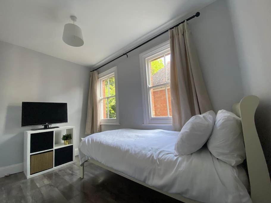 Freshly Renovated 2 Bedroom Apartment 10 Mins From Cotswolds Child Friendly Great Location With Plenty Of Nearby Free Parking Freestanding Bath And Outdoor Private Terrace Area Ившем Экстерьер фото