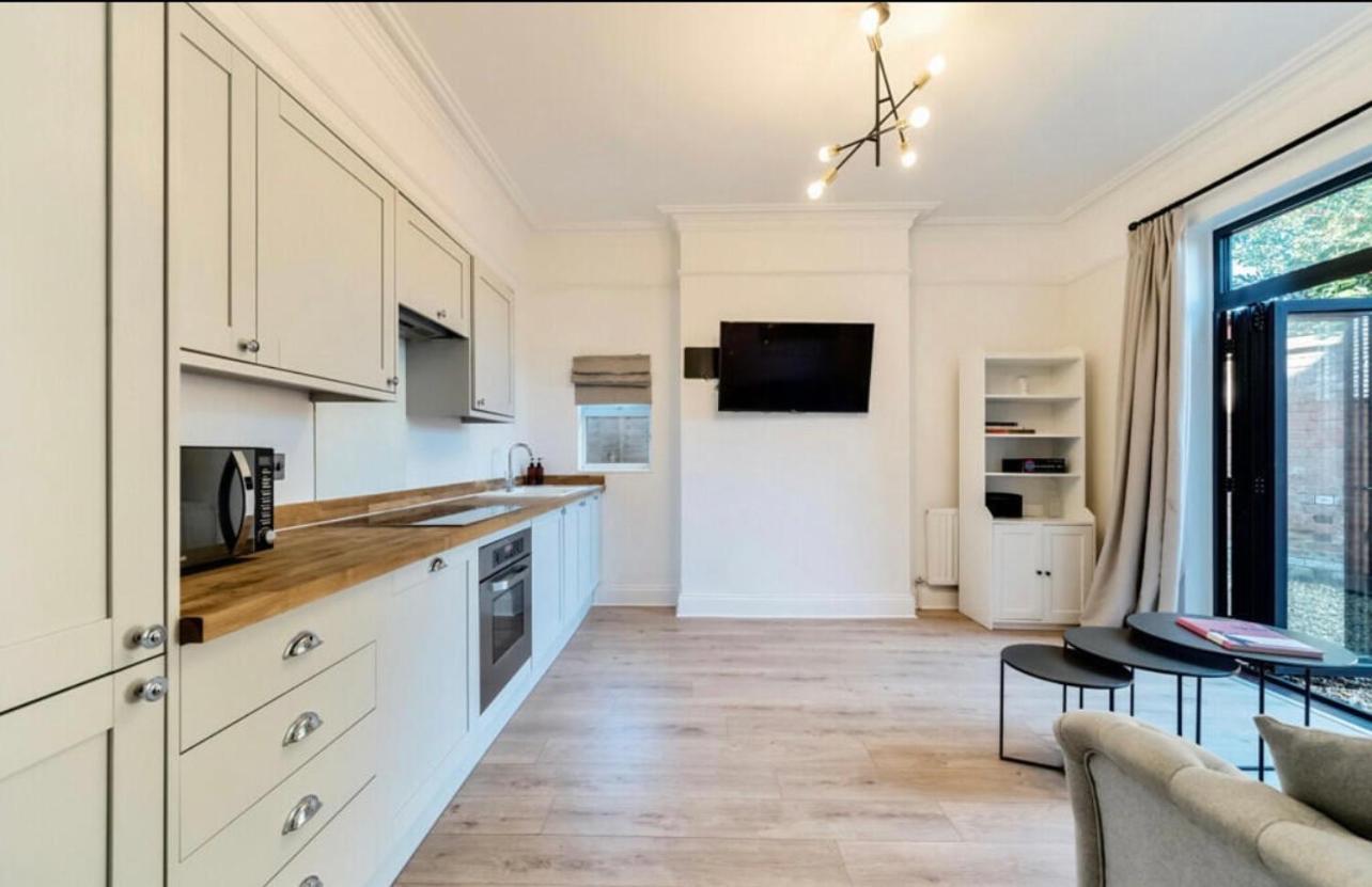 Freshly Renovated 2 Bedroom Apartment 10 Mins From Cotswolds Child Friendly Great Location With Plenty Of Nearby Free Parking Freestanding Bath And Outdoor Private Terrace Area Ившем Экстерьер фото