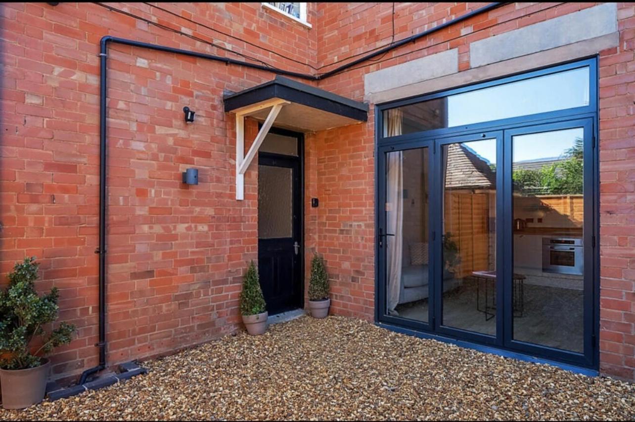 Freshly Renovated 2 Bedroom Apartment 10 Mins From Cotswolds Child Friendly Great Location With Plenty Of Nearby Free Parking Freestanding Bath And Outdoor Private Terrace Area Ившем Экстерьер фото